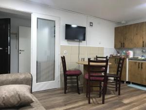 Near Highway free parking apartment