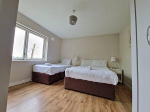 Large Three Bed with Lough Atalia Views