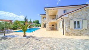 Luxury five stars villa with pool, near beach - by TRAVELER tourist agency Krk - ID 2140