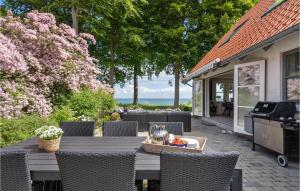 Awesome Home In Dronningmølle With Wifi