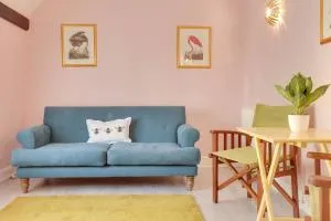 Historic Flat Above Café, Near Stansted - 舍恩