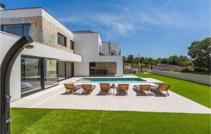 3 Bedroom Stunning Home In Porec