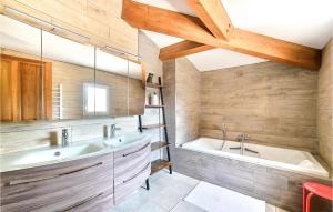 Maisons de vacances Beautiful Home In Eyragues : photos des chambres