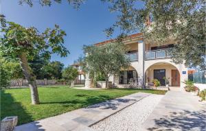 4 Bedroom Lovely Apartment In Stinjan 