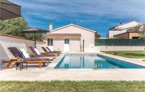 4 Bedroom Lovely Apartment In Stinjan