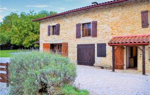 Maisons de vacances 9 Bedroom Nice Home In Gigny : photos des chambres