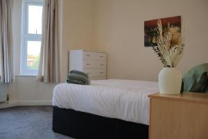 Modern 2 Bed Apartment with Parking