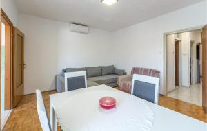 1 Bedroom Amazing Apartment In Funtana 