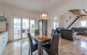 3 Bedroom Nice Apartment In Marcana