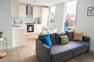 Spacious 2-Bed flat in Brixton with Private Terrace - London
