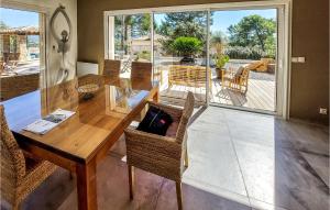 Maisons de vacances Lovely Home In Cuers With Kitchen : photos des chambres