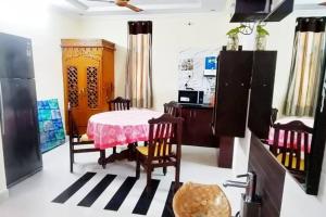 Servostay - 3 BHK Fully Furnished Lavish Home with Parking in KPHB Near Forum Nexus Mall