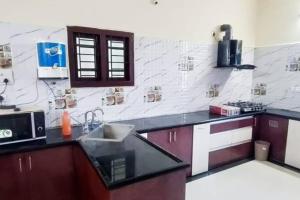 Servostay - 3 BHK Fully Furnished Lavish Home with Parking in KPHB Near Forum Nexus Mall