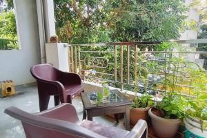 Servostay - 3 BHK Fully Furnished Lavish Home with Parking in KPHB Near Forum Nexus Mall