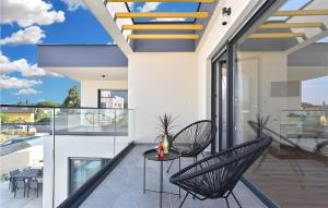 Beautiful Home In Peroj With Wifi