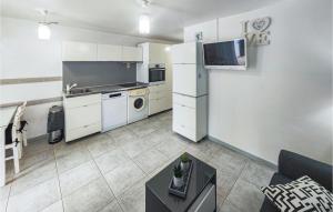 2 Bedroom Awesome Home In Marseillan