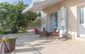 3 Bedroom Amazing Apartment In Brodarica 