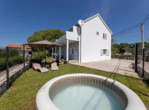 Peaceful and Cozy Holiday Home near Imotski - Žeževica