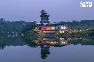 StayVista at Kai By The Lake with Pool - تريمباك