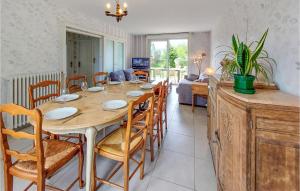 Maisons de vacances 4 Bedroom Beautiful Home In Cancale : photos des chambres