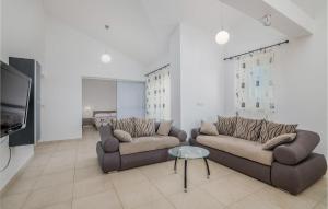 Lovely Apartment In Salatici With Kitchen 