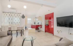 Lovely Apartment In Salatici With Kitchen 