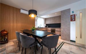 Gorgeous Home In Preko