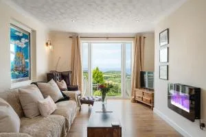 Peaceful Home Sea Views Private Parking - Treknow