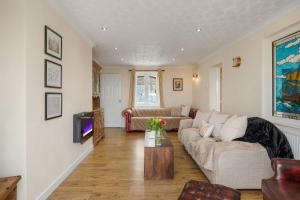 Peaceful Home Sea Views Private Parking