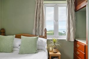 Peaceful Home Sea Views Private Parking