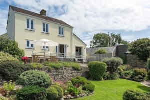 Peaceful Home Sea Views Private Parking