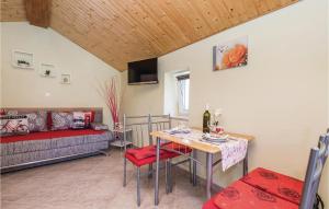 Beautiful Home In Golovik With Wifi 