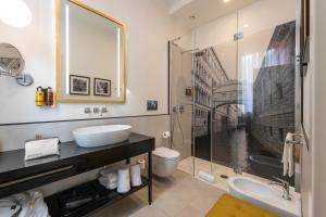 Deluxe Double Room with partial Canal View room in H10 Palazzo Canova