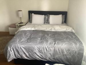 Chambre spacieuse et confortable avec écran plat