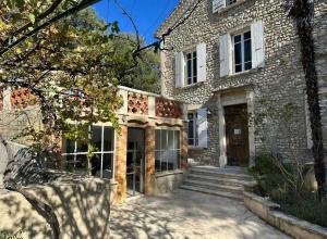 B&B / Chambres d'hotes Suite Petite -Nice - SPA-JACUZZI - MASSAGE- SAUNA - 4 SAISONS - Piscine Chauffee Toute l'annee - POOL VIEW- Heated Pool 800m city centre Nyons : photos des chambres
