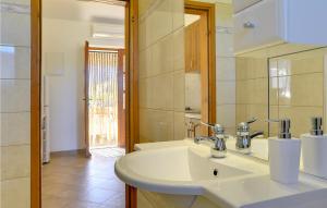 Cozy Apartment In Rakalj With Wifi