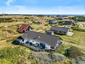 Spacious Holiday Home, Located Close To The North Sea, Halfway Between Hvide Sande And Søndervig, With A Spa And Sauna, - Nørre Lyngvig