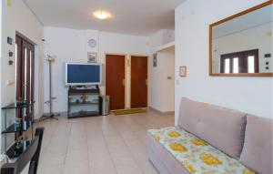 3 Bedroom Lovely Apartment In Sevid 