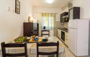 3 Bedroom Lovely Apartment In Sevid 