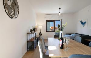 Lovely Apartment In Brodarica With Wifi