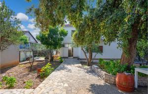 Lovely Apartment In Brodarica With Wifi