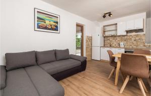 Nice Apartment In Cres With Kitchen 