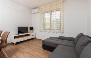 Nice Apartment In Cres With Kitchen 