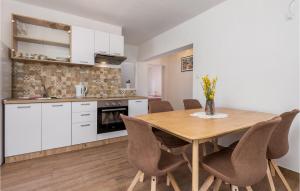 Nice Apartment In Cres With Kitchen