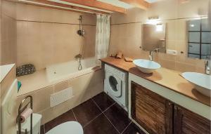 Maisons de vacances Lovely Home In Pezenas With Wifi : Maison de Vacances 1 Chambre