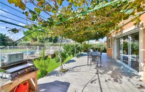 Maisons de vacances Stunning Home In Saint Martin De Crau : photos des chambres