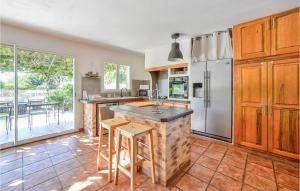 Maisons de vacances Stunning Home In Saint Martin De Crau : photos des chambres