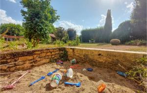Maisons de vacances 7 Bedroom Awesome Home In Charlieu : photos des chambres