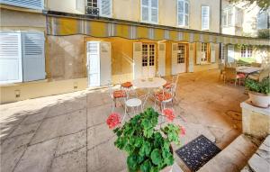 Maisons de vacances 7 Bedroom Awesome Home In Charlieu : photos des chambres
