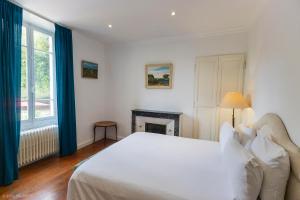 B&B / Chambres d'hotes Suite Royale- SPA - Jacuzzi - Sauna - Massage - 2 Double Rooms - 4 SAISONS - Piscine Chauffee Toute l'annee - POOL VIEW - Heated POOL -800m City Centre : Chambre Double - Vue sur Piscine